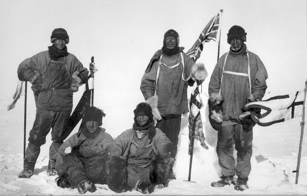 18 января 1912 года. Последняя фотография экспедиции Скотта. Слева направо: Эдвард Уилсон, Генри Бауэрс, Эдгар Эванс, Роберт Скотт, Лоуренс Отс