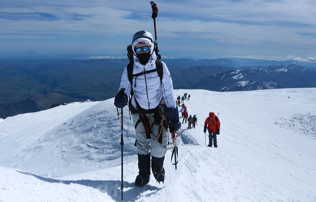 Виктория Буркова делает последние шаги к вершине Эльбруса