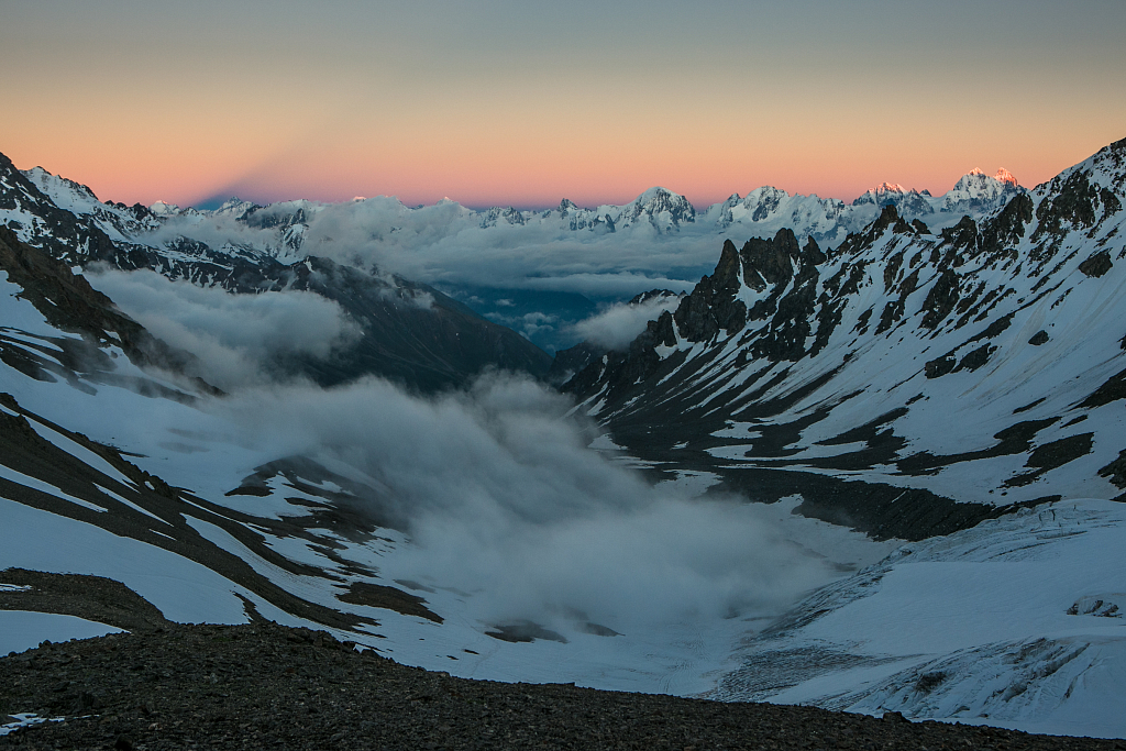 Вид с перевала Ирик Чат. В небе – тень от Эльбруса.