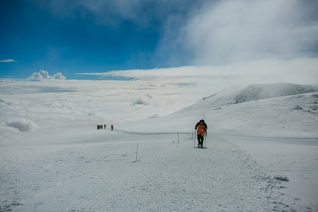 Последние шаги к вершине Эльбруса самые тяжелые. Кислорода не хватает.
