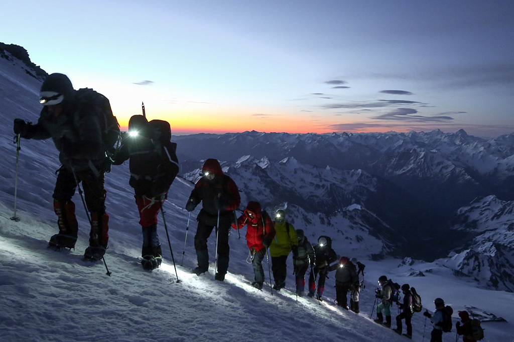 Первые лучи солнца во время восхождения на Эльбрус