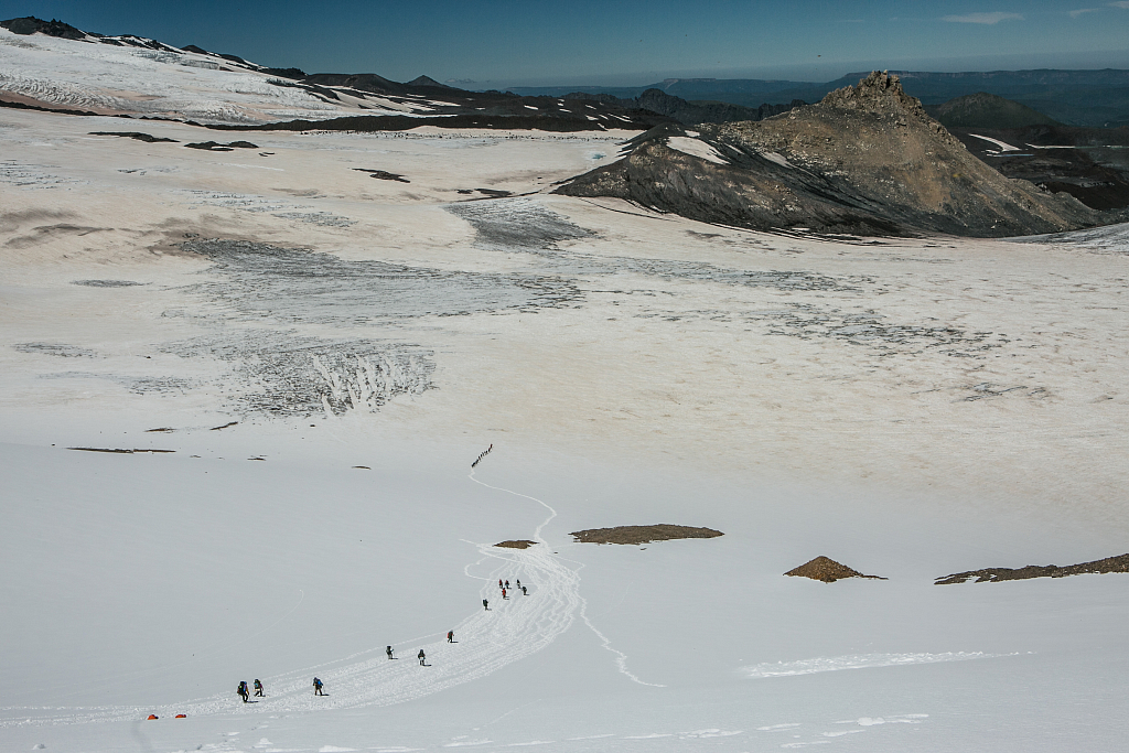 Группа пересекает плато Джикаугенкез на маршруте восхождения на Эльбрус с севера с треккингом через восточное Приэльбрусье (нестандартная программа).