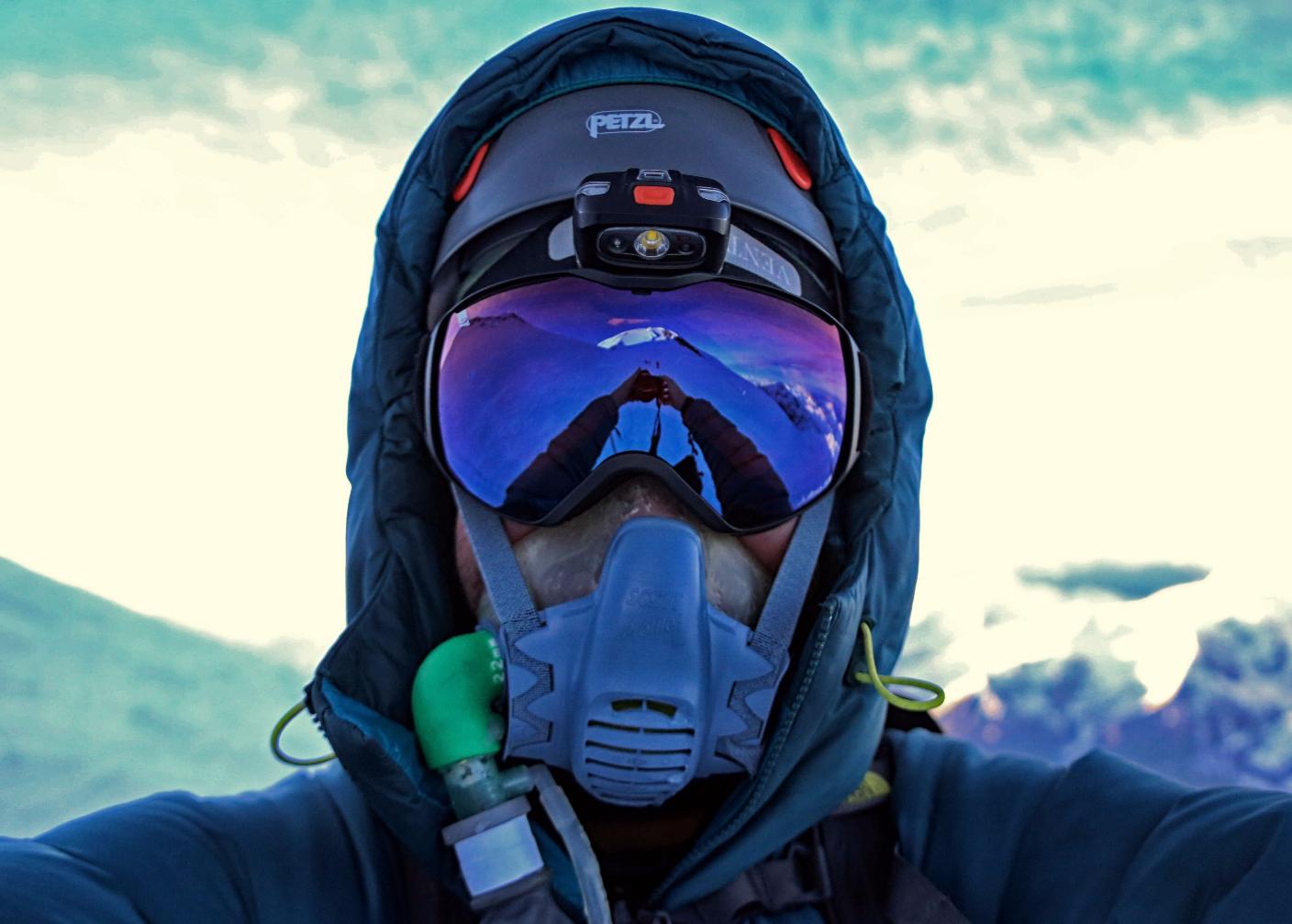 Воздух в горах кислород. Кислородная маска Эверест. Кислородная маска для альпинизма. Альпинистская маска. Маска для восхождения.